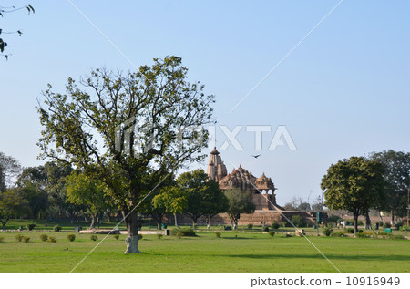 克久拉霍的Chitragupta寺廟和桃花心木樹 10916949