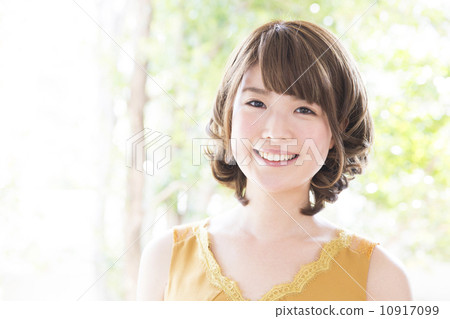 一個年輕的女人帶著微笑 一個年輕的女人帶著微笑 10917099