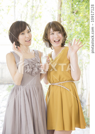 戴香檳眼鏡的兩名婦女 戴香檳眼鏡的兩名婦女 10917128