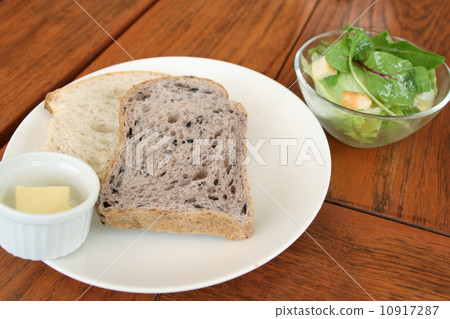 Bread and salad 10917287