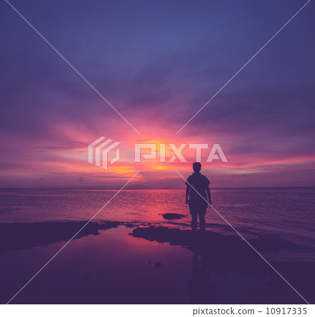 Girl on sunset 10917335
