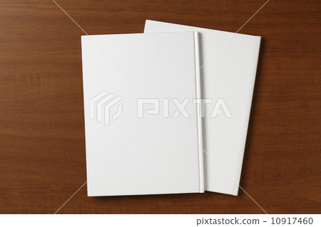 一本帶白色封面的書 10917460