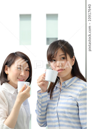 休息的女人 休息的女人 10917640