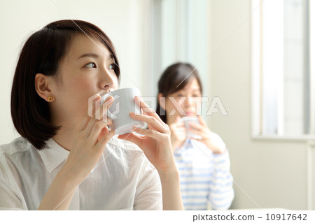 一個女人在教室裡休息 一個女人在教室裡休息 10917642