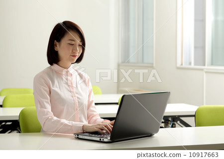 A woman watching a computer in the classroom A woman watching a computer in the classroom 10917663