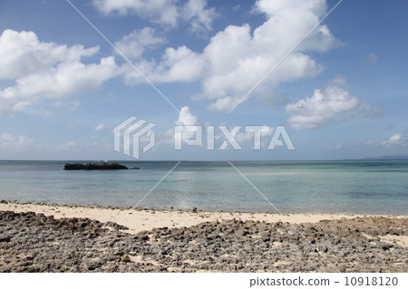 Beach sand beach of Taketomijima 10918120