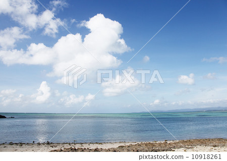 Sea and sky of Taketomijima 10918261