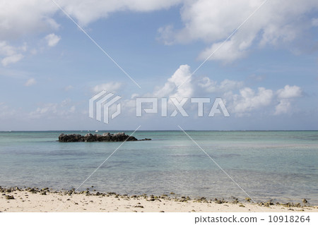 Sea and sky of Taketomijima 10918264
