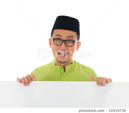 malay male with blank card during hari raya Eid al-Fitr aidilfit 10918736