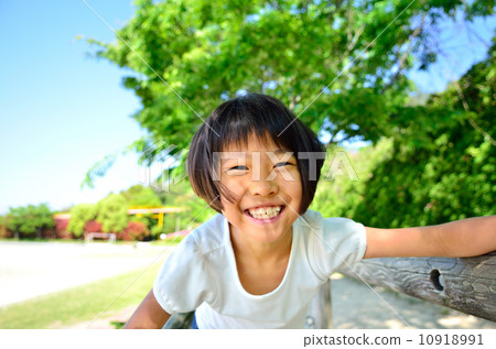 享受田徑運動的女孩 10918991