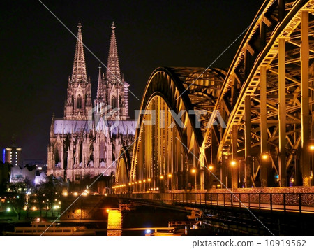 Night view of Cologne 10919562