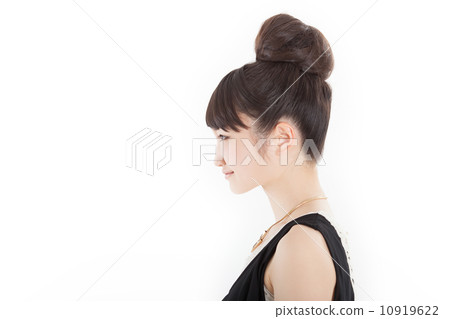 一個漂亮的女孩在一個時髦的衣服的理髮師設置頭髮 一個漂亮的女孩在一個時髦的衣服的理髮師設置頭髮 10919622