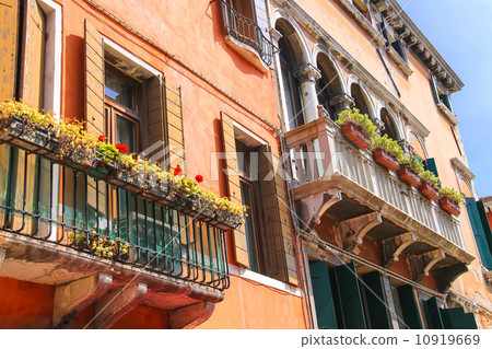 Picturesque Italian house with flowers on the balconies Picturesque Italian house with flowers on the balconies 10919669