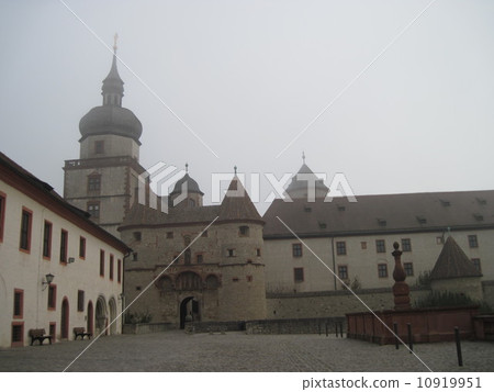 Visit the streets of Germany (Münenberg Fortress in Wurzburg) 10919951