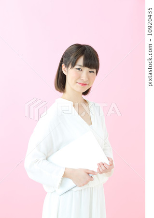 Young girl with laptop · Pink back 10920435