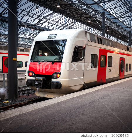 Perspective view of the modern electric express train on a platform 10920485