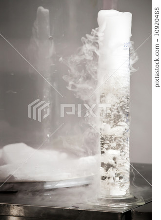 Chemical reaction between solid carbon and water 10920488