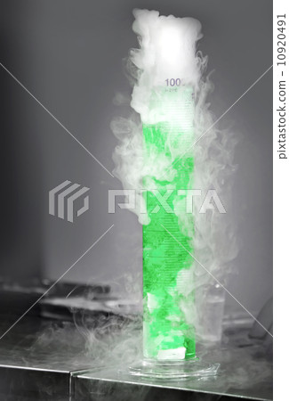 Chemical reaction between solid carbon and water 10920491