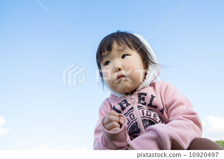 A girl who is eyed 10920497