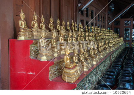 Buddha statue 10920694