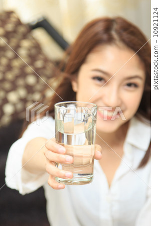 girl drinking water 10921124