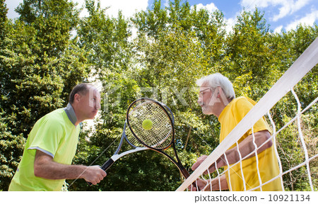 Playful beginning of the tennis match 10921134