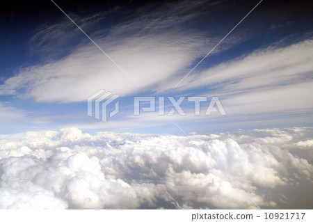 Major cumulus clouds and high-rise clouds developed and developed on the Pacific Ocean in autumn Major cumulus clouds and high-rise clouds developed and developed on the Pacific Ocean in autumn 10921717