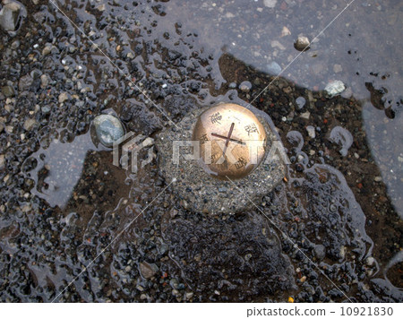 Boundary buried in the ground 10921830