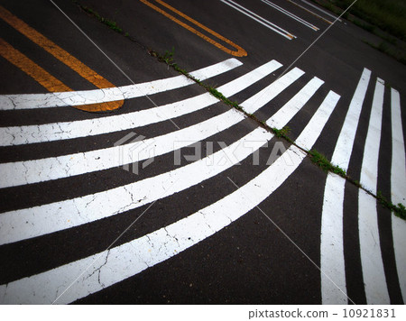 A curved white line on the road 10921831