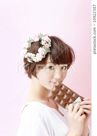  Girls with chocolate 10922387