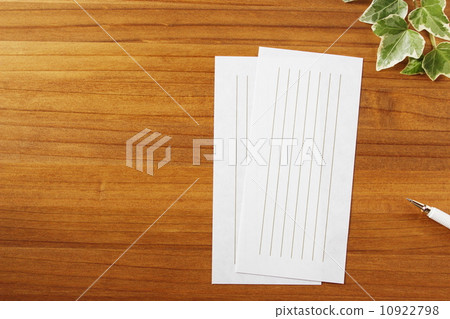 Writing a one-stroke note on a wooden desk [Natural taste] [Copy space] 10922798