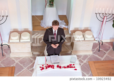 Young marriage celebrant performing marriage ceremony Young marriage celebrant performing marriage ceremony 10923492