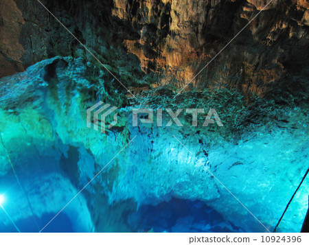  Underground lake in Longquan cave (third hall) 10924396