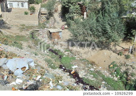 世界遺產古城，撒馬爾罕的郊區，垃圾問題，烏茲別克斯坦 10926299
