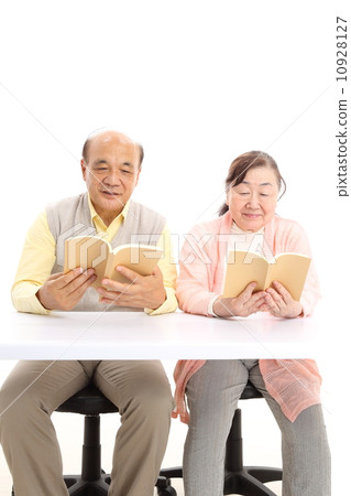 Senior reading 10928127