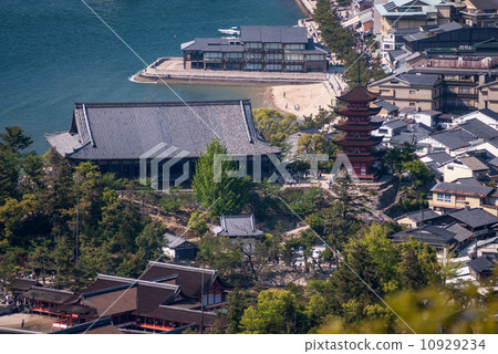 Toyokuni Shinto shrine and a five-storied pagoda 10929234