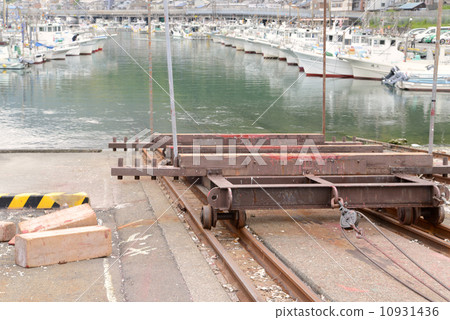 Fishing boat's blue sky dock Fishing boat's blue sky dock 10931436