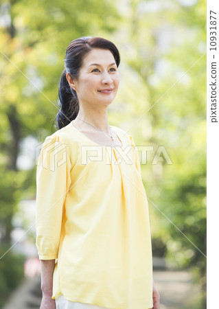 Middle women standing outdoors Middle women standing outdoors 10931877