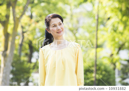 Middle women standing outdoors Middle women standing outdoors 10931882