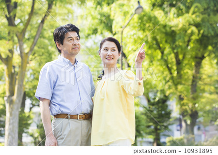 Middle couple walking 10931895