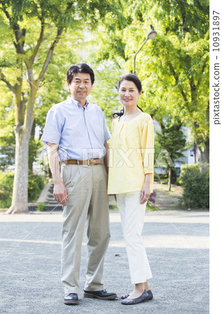 中間夫妻散步 中間夫妻散步 10931897