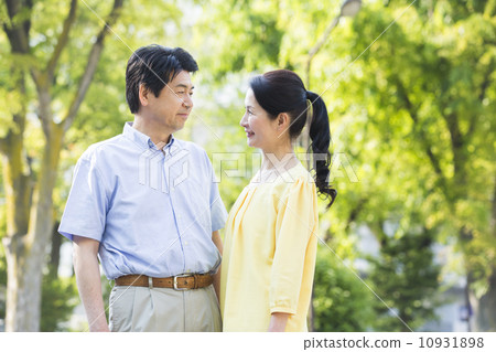 中間夫妻散步 10931898