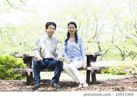 Middle couple walking Middle couple walking 10931900