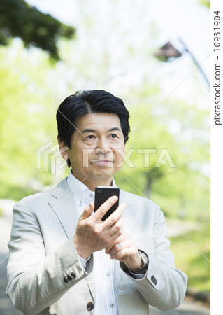 在戶外操作智能手機的中間人 在戶外操作智能手機的中間人 10931904