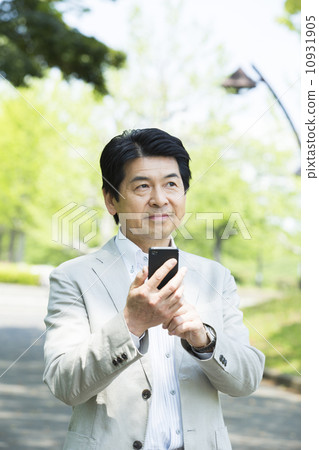 在戶外操作智能手機的中間人 10931905
