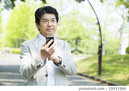 在戶外操作智能手機的中間人 在戶外操作智能手機的中間人 10931906