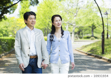 Middle couple Middle couple 10931934