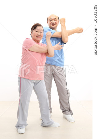 Senior couple stretching 10933208
