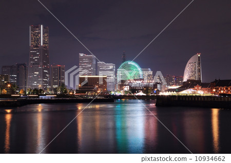 View of marina bay at night in Yokohama City 10934662