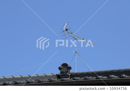 tv antenna on toof 10934736